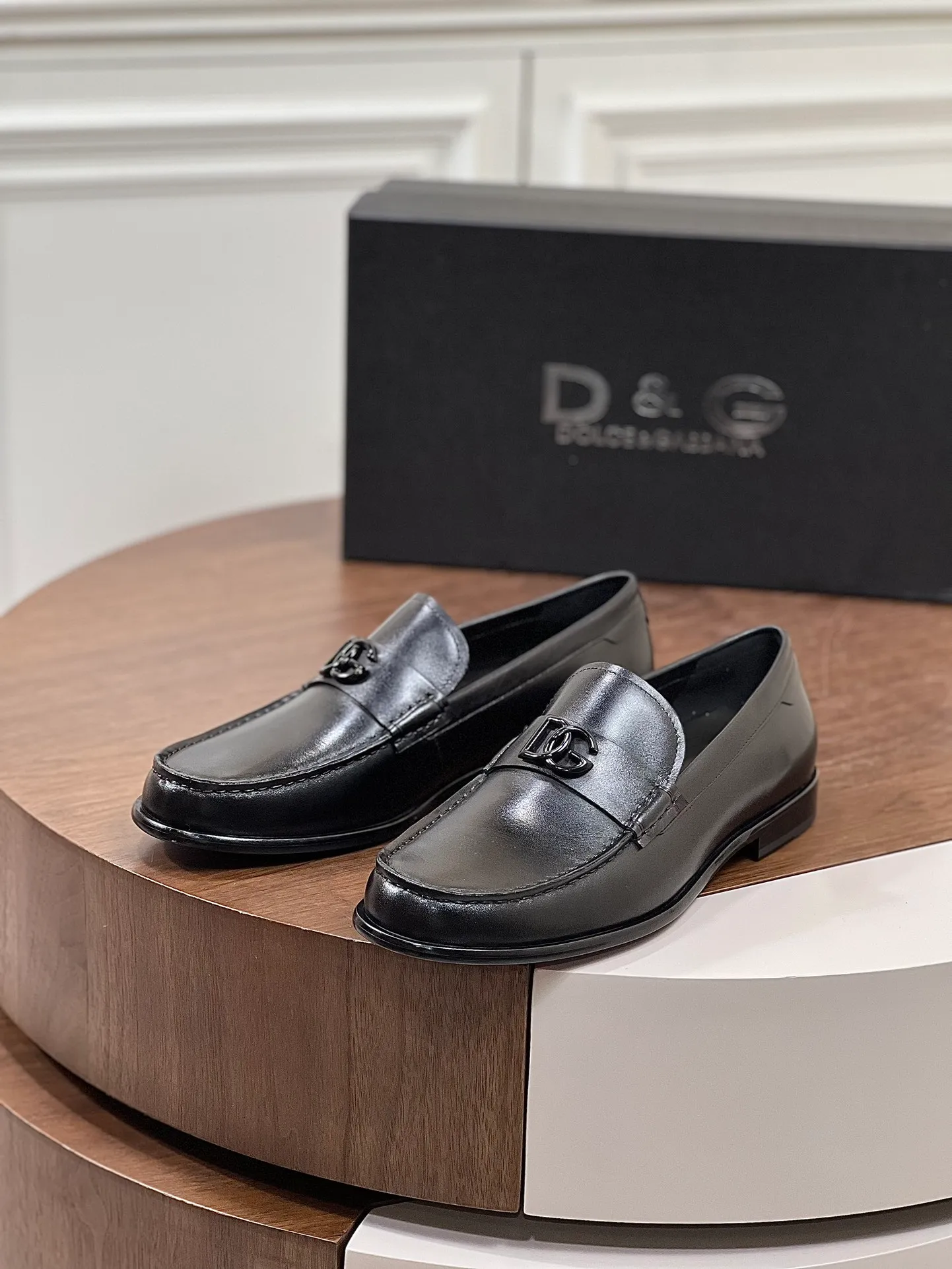 Factory price: 960💰••New product••Dolce&Gabb*_Dg high-end men's formal shoes and casual leather shoes. First-layer cowhide upper imported from Italy. You can see the leather texture at a glance. Breathable calfskin lining. High-end and luxurious leather outsole. Unique style. Finely crafted details! Size: 39-44 (38.45.46 customized)
